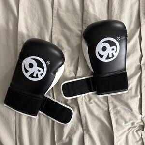 9Round Black and White Boxing Gloves